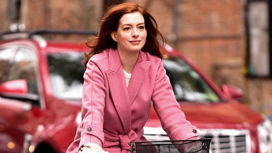 "Кэжуал", ретро и леди: три невероятных образа Энн Хэтэуэй в новом сериала "Современная любовь"