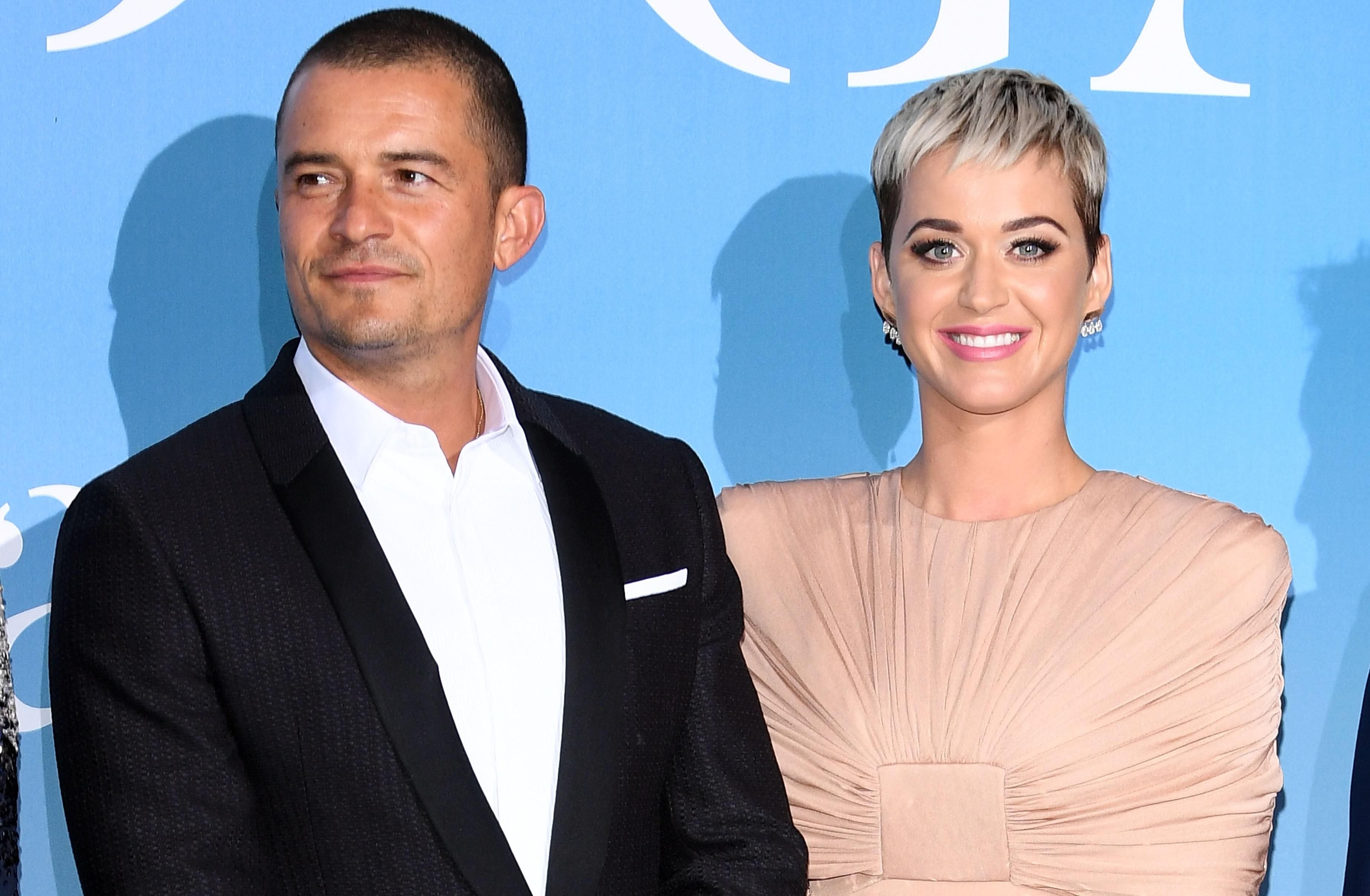 Тримайтеся далі від мого чоловіка: Кеті Перрі купила побачення з Блумом за 50 тисяч доларів Тримайтеся далі від мого чоловіка: Кеті Перрі купила побачення з Блумом за 50 тисяч доларів