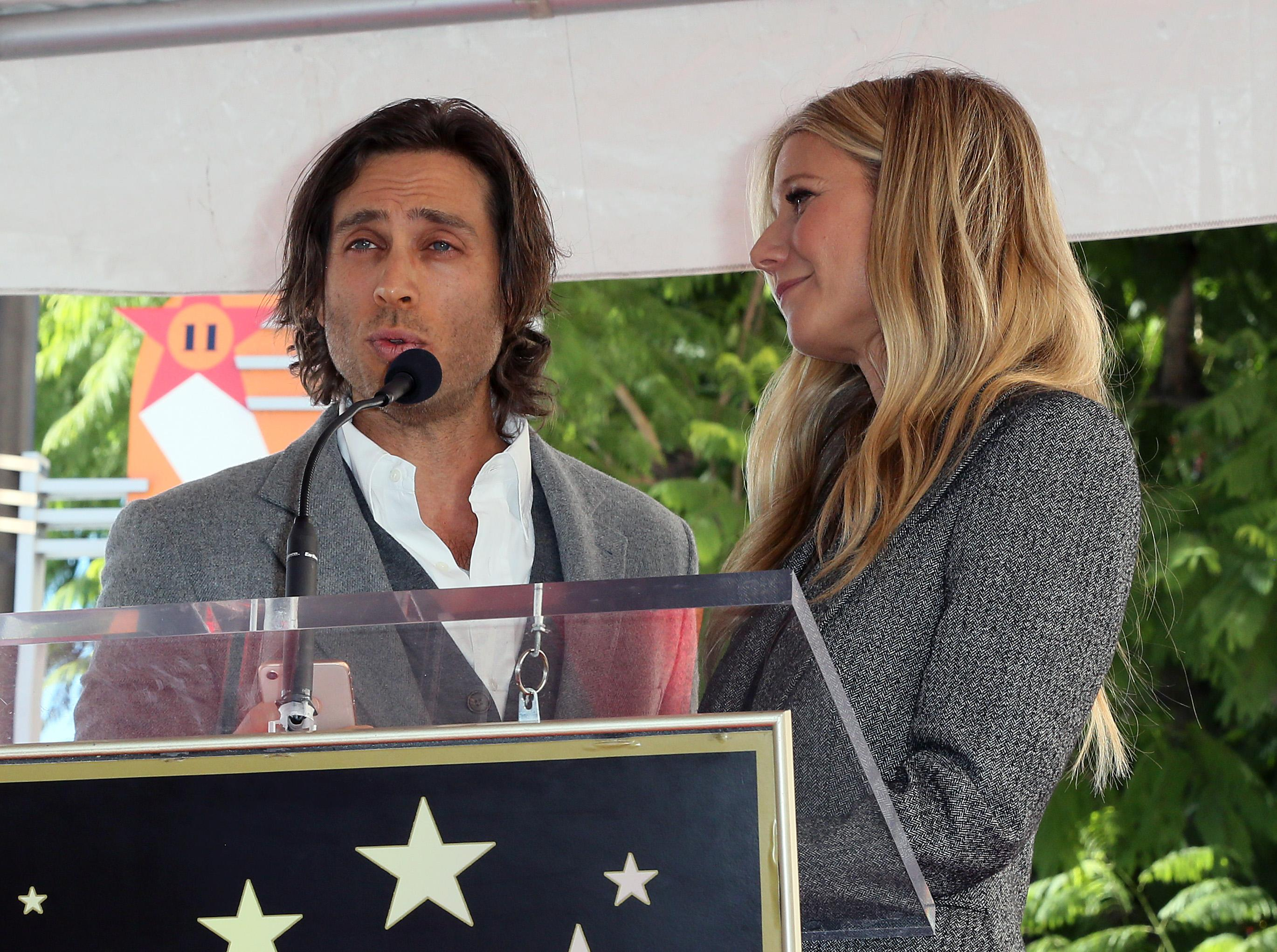 Гвинет Пэлтроу впервые после свадьбы вышла с Брэдом Фэлчаком в свет: яркие фото