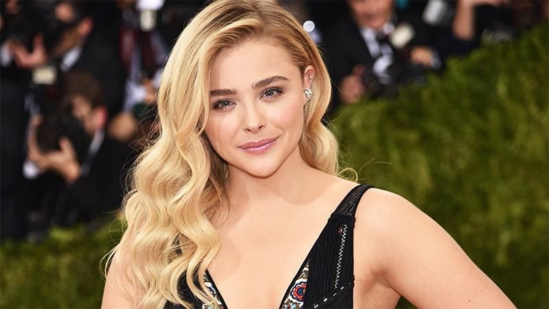 Актрису Хлою Морец застали за страстными поцелуями с моделью: фотофакт Актрису Хлою Морец застали за страстными поцелуями с моделью: фотофакт