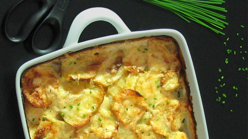 Запеченный картофель в сливочном соусе: простой рецепт гарнира