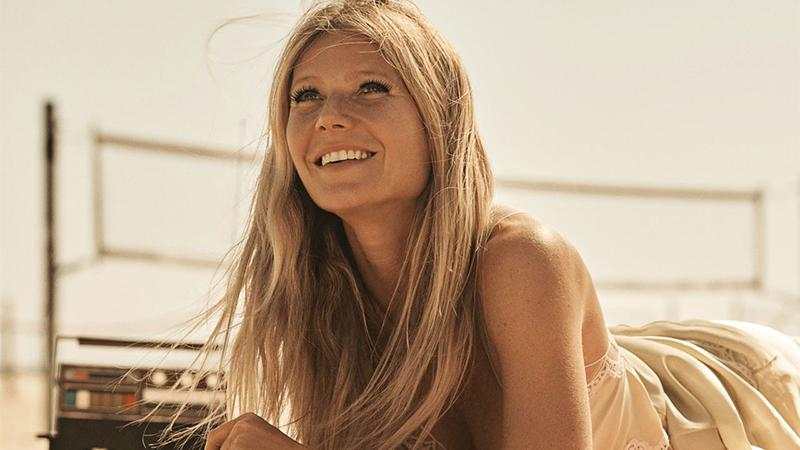 Гвинет Пэлтроу примерила соблазнительную одежду в пляжной фотосессии: сексуальные снимки