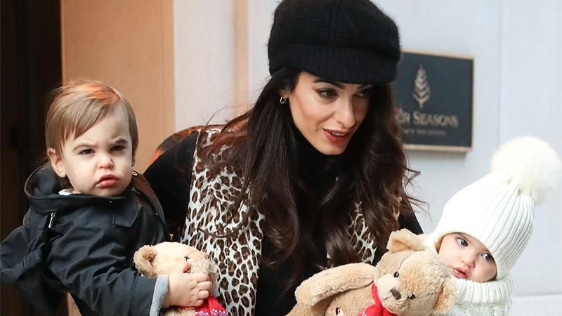 Стильная и заботливая: Амаль Клуни очаровала сеть снимками с детьми