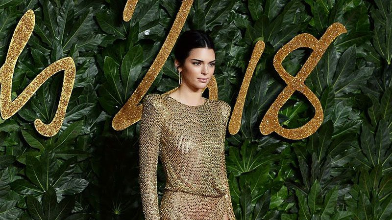 Кендалл Дженнер засветила обнаженную грудь в прозрачном платье: горячие фото