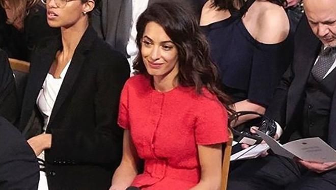 Эффектные женщины выбирают красный: Амаль Клуни посетила церемонию вручения Нобелевской премии Эффектные женщины выбирают красный: Амаль Клуни посетила церемонию вручения Нобелевской премии