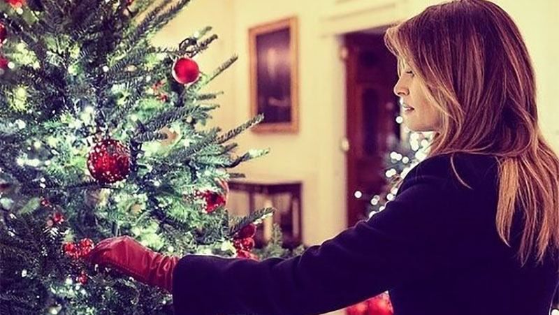 Меланія Трамп в ефектному вбранні підготувала різдвяні подарунки для дітей: чарівні фото