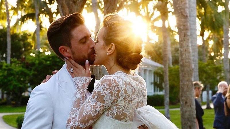 Звезда сериала "Стрела" Кэти Кэссиди вышла замуж: первые фото с церемонии Звезда сериала "Стрела" Кэти Кэссиди вышла замуж: первые фото с церемонии