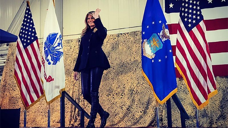 Дерзкая Мелания Трамп в кожаных штанах посетила авиабазу: фото