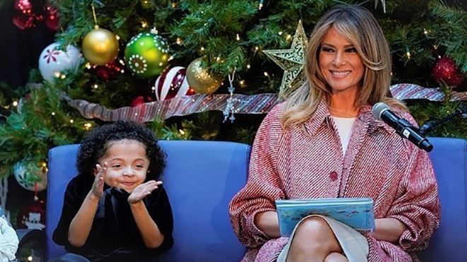 Меланія Трамп у розкішному пальто відвідала дитячу лікарню перед Різдвом: зворушливі фото