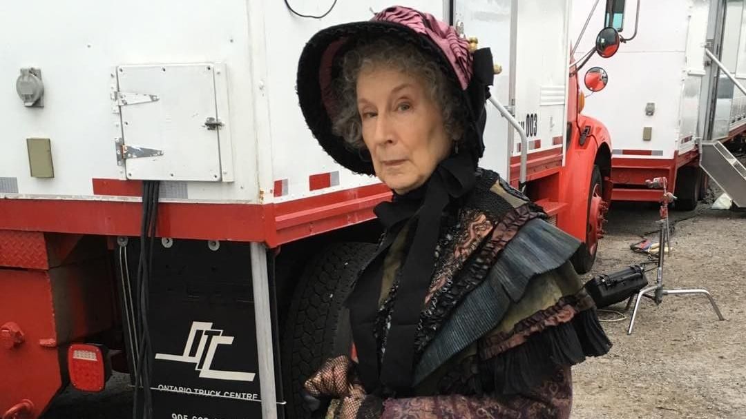 Далее будет: Маргарет Этвуд напишет продолжение романа " Рассказы служанки" Далее будет: Маргарет Этвуд напишет продолжение романа " Рассказы служанки"