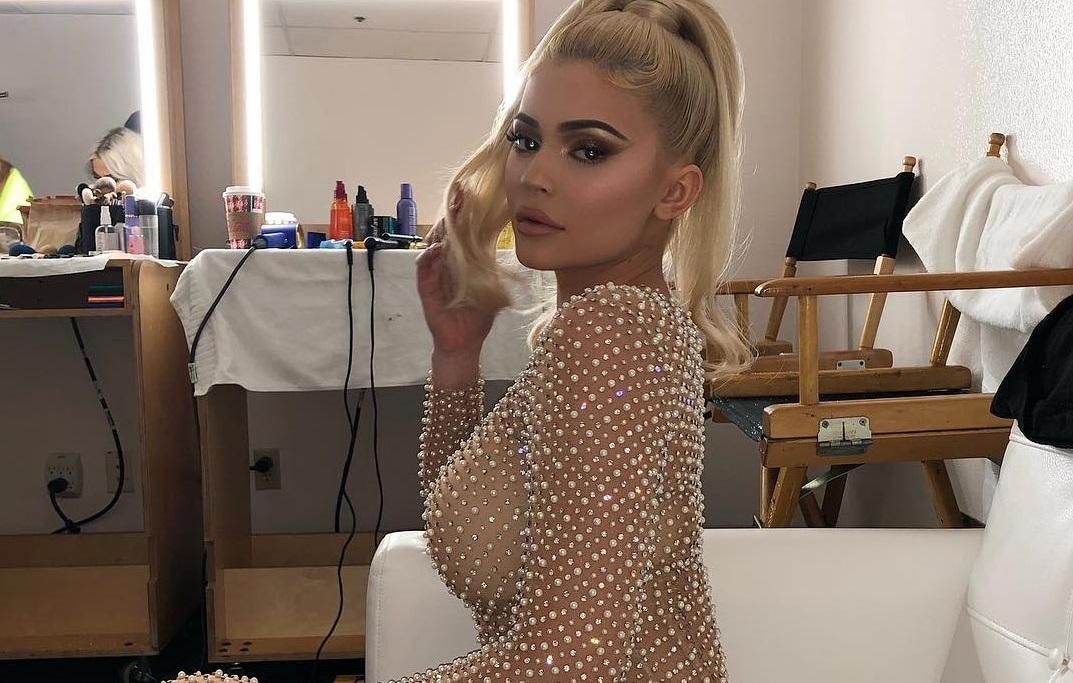 Семейная рождественская фотосессия: Кайли Дженнер похвасталась пышными формами Семейная рождественская фотосессия: Кайли Дженнер похвасталась пышными формами