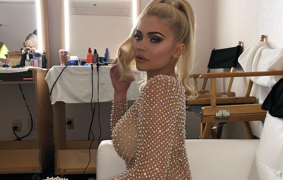 Семейная рождественская фотосессия: Кайли Дженнер похвасталась пышными формами