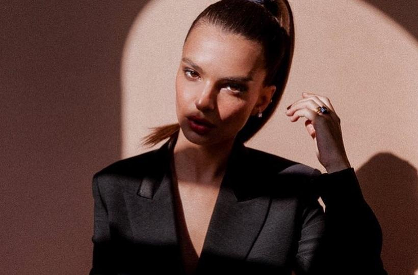 В жакете на голое тело: раскованная Эмили Ратаковски снялась в чувственной фотосессии