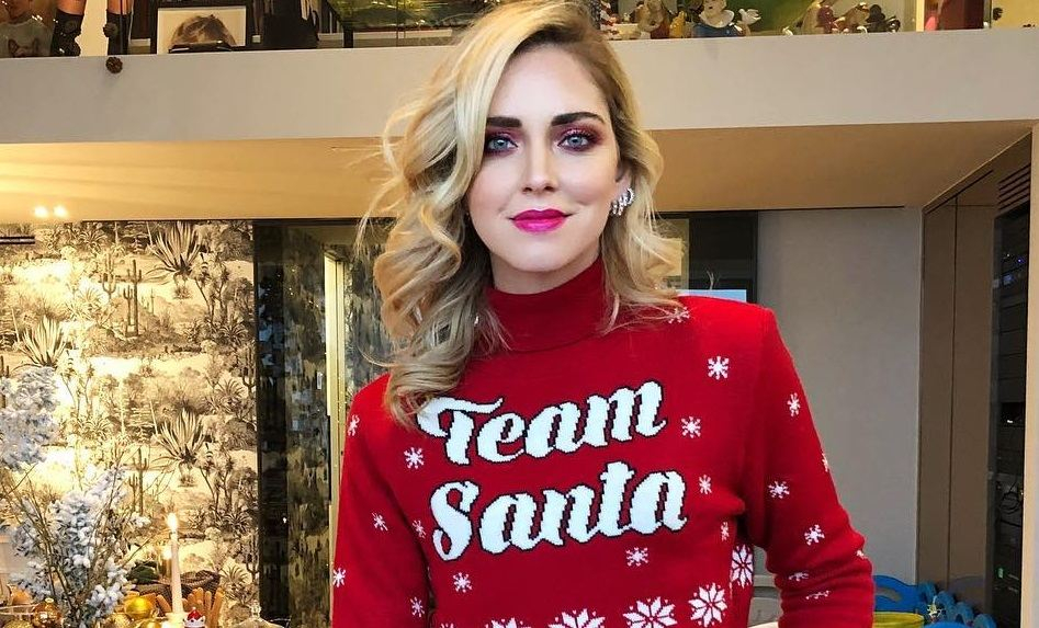 В латексном мини и свитере с Сантой: Кьяра Ферраньи организовала рождественскую вечеринку – фото
