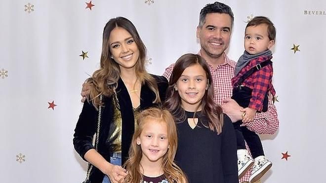 Джессіка Альба з сім'єю відвідала благодійний вечір у Лос-Анжделесі Джессіка Альба з сім'єю відвідала благодійний вечір у Лос-Анжделесі