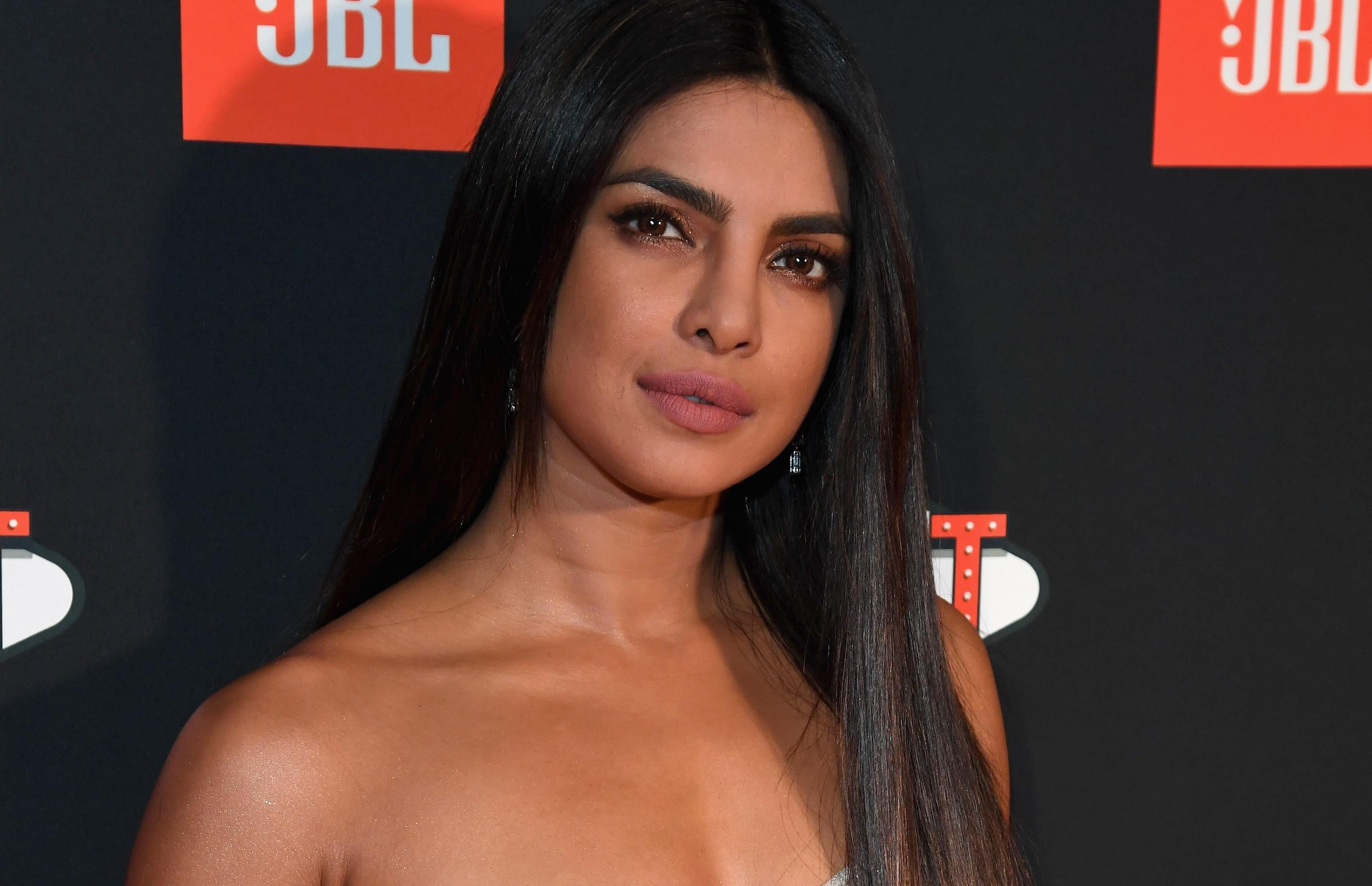 Первый выход после свадьбы: Приянка Чопра показала стильный образ в Нью-Йорке Первый выход после свадьбы: Приянка Чопра показала стильный образ в Нью-Йорке