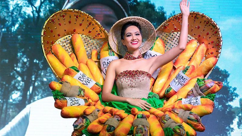 "Міс Всесвіт 2018": в'єтнамська модель шокувала національним вбранням на конкурсі краси