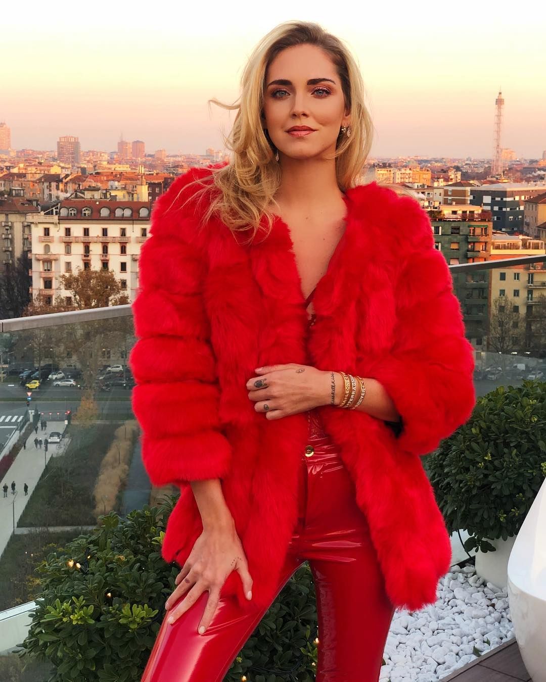 Провокаційний червоний: К'яра Ферраньї поєднала латекс і мереживо для звабливого образу Провокаційний червоний: К'яра Ферраньї поєднала латекс і мереживо для звабливого образу