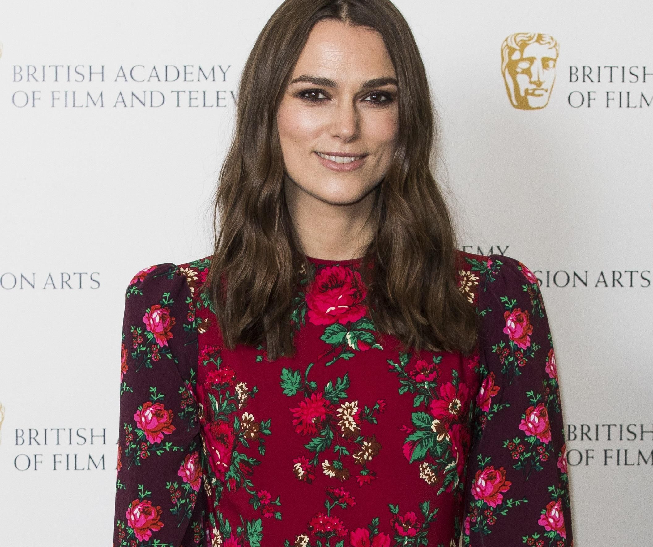 "Как бабушкин платок": сеть раскритиковала наряд Киры Найтли "Как бабушкин платок": сеть раскритиковала наряд Киры Найтли