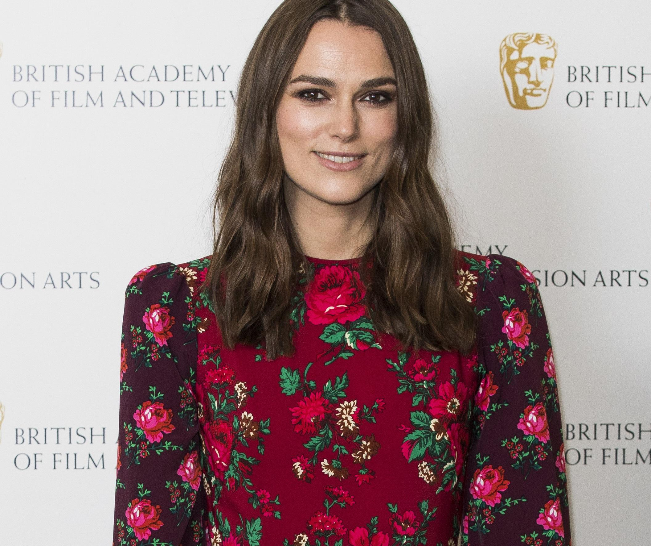 "Как бабушкин платок": сеть раскритиковала наряд Киры Найтли