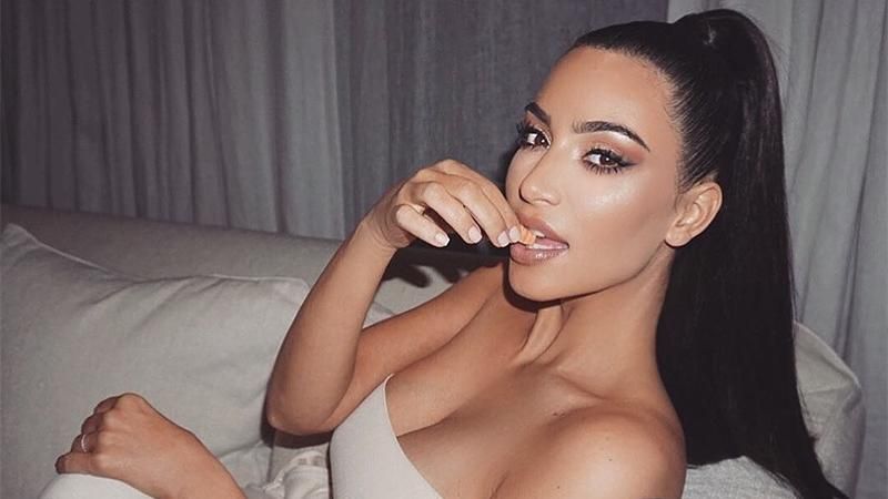 Ким Кардашян примерила прозрачное платье на голое тело: фото 18+ Ким Кардашян примерила прозрачное платье на голое тело: фото 18+