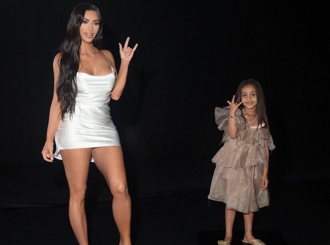 В екстремальному міні: Кім Кардашян показала провокаційні фото з 5-річною дочкою В екстремальному міні: Кім Кардашян показала провокаційні фото з 5-річною дочкою