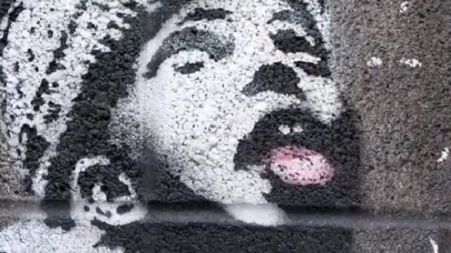 Уличный художник Бэнкси создал новый шедевр: фото и видео