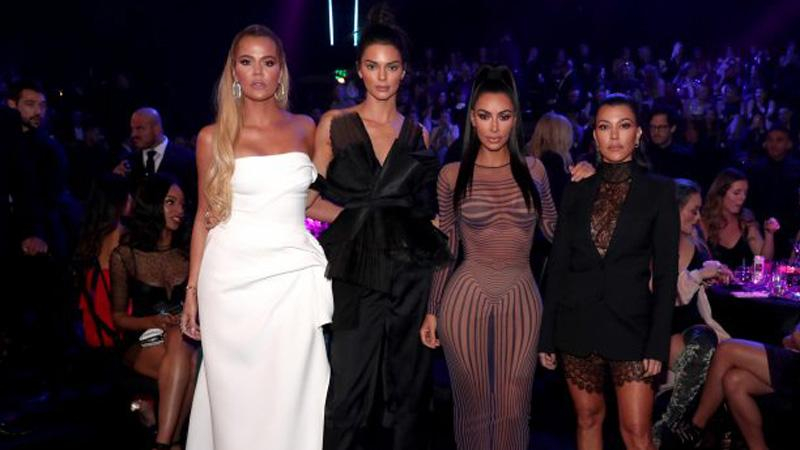 Сестры Кардашян закрывают свой официальный сайт в сети и бьюти-приложения