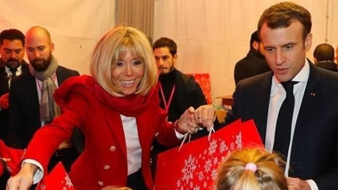 В піджаку за 45 тисяч гривень: як Бріджит Макрон вітала дітей з Різдвом