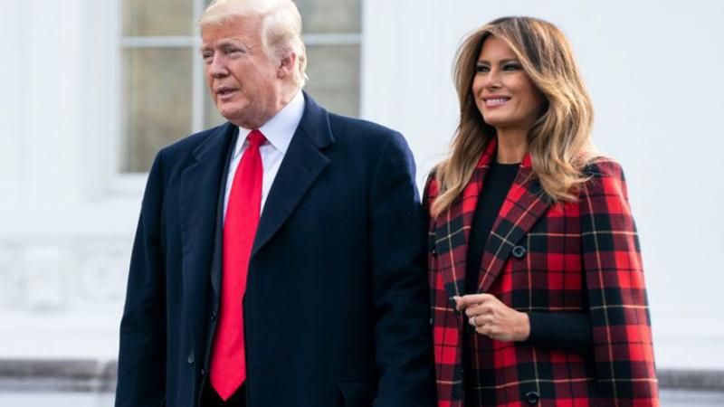 Напряжение и страх: рождественская открытка Дональда и Мелании Трамп выдала секреты супругов Напряжение и страх: рождественская открытка Дональда и Мелании Трамп выдала секреты супругов