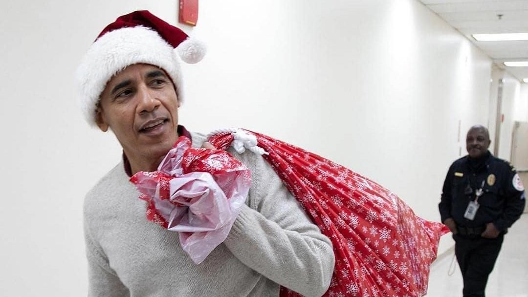 Чудеса случаются: Барак Обама в шапке Санта-Клауса раздавал подарки