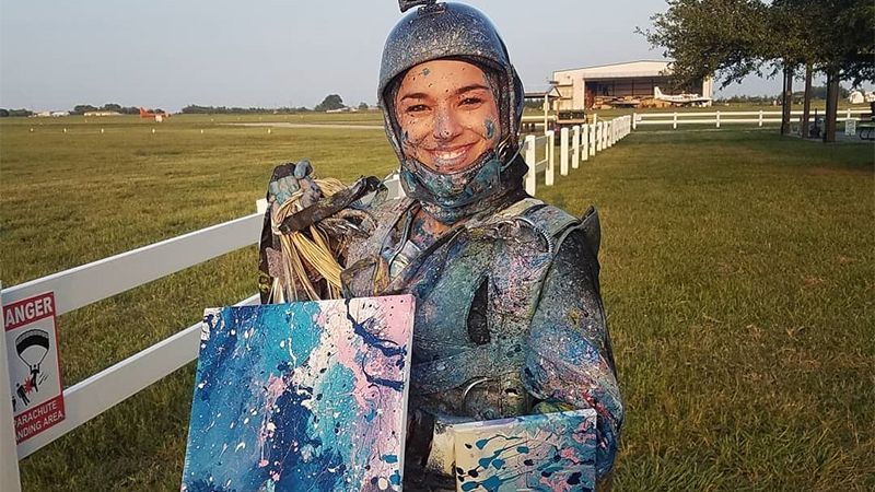 Парашутистка створює унікальні картини під час польоту: приголомшливі фото та відео Парашутистка створює унікальні картини під час польоту: приголомшливі фото та відео