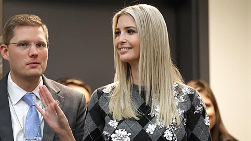 Иванка Трамп засветила стильный наряд на встрече с сенатором: фото Иванка Трамп засветила стильный наряд на встрече с сенатором: фото