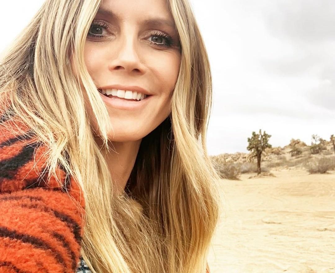 На высоких каблуках и в красном платье: Хайди Клум упала прямо на сцене На высоких каблуках и в красном платье: Хайди Клум упала прямо на сцене