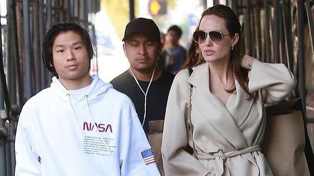 Накануне Рождества Анджелина Джоли провела время с сыном: трогательные фото