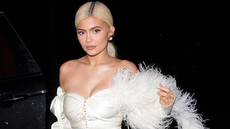 Кольцо на безымянном пальце: Кайли Дженнер принимает поздравления с помолвкой Кольцо на безымянном пальце: Кайли Дженнер принимает поздравления с помолвкой