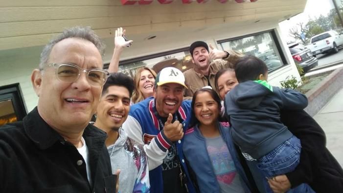 Фотографировался и заказал всем бургеры: Том Хэнкс неожиданно посетил калифорнийское кафе Фотографировался и заказал всем бургеры: Том Хэнкс неожиданно посетил калифорнийское кафе