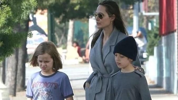 Сімейний вихід перед Різдвом: Анджеліна Джолі засвітилась на шопінгу з дітьми 