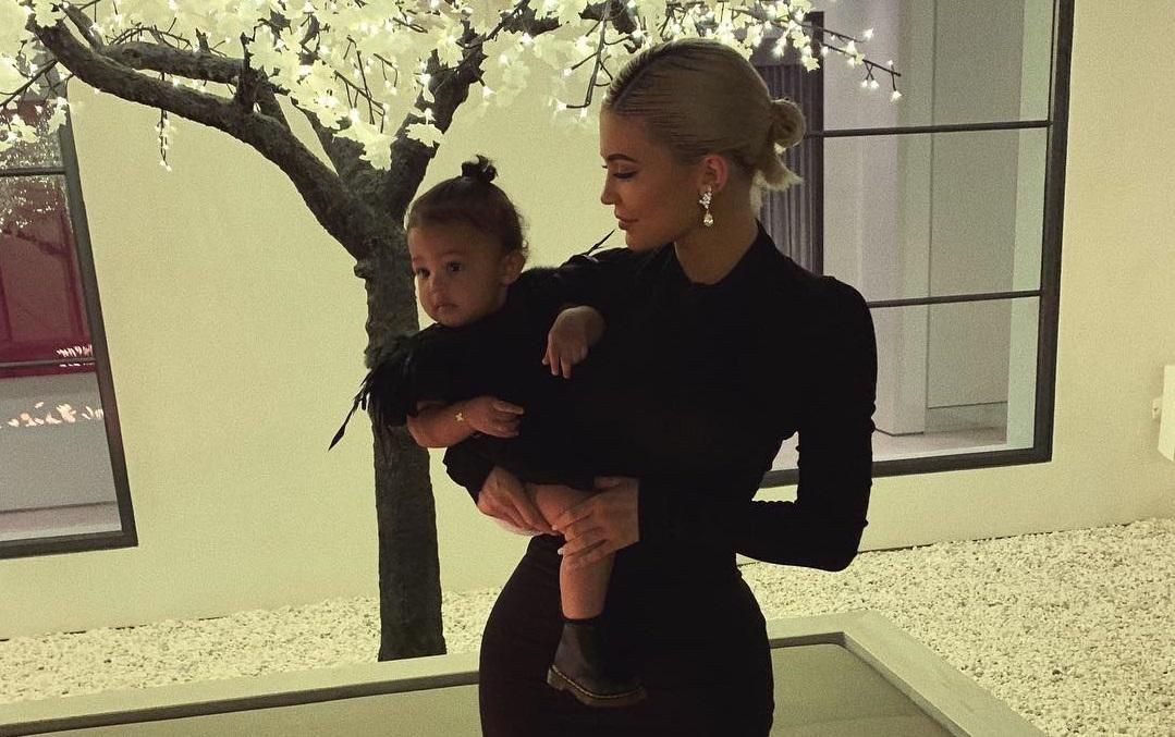 Выглядят блестяще: Кайли Дженнер с дочерью одели похожие наряды Выглядят блестяще: Кайли Дженнер с дочерью одели похожие наряды