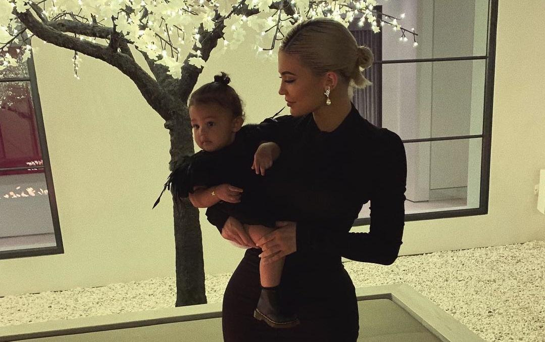 Выглядят блестяще: Кайли Дженнер с дочерью одели похожие наряды