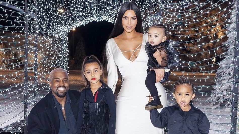 Ким Карядшян раскритиковали за яркий макияж ее 5-летней дочери: детали Ким Карядшян раскритиковали за яркий макияж ее 5-летней дочери: детали