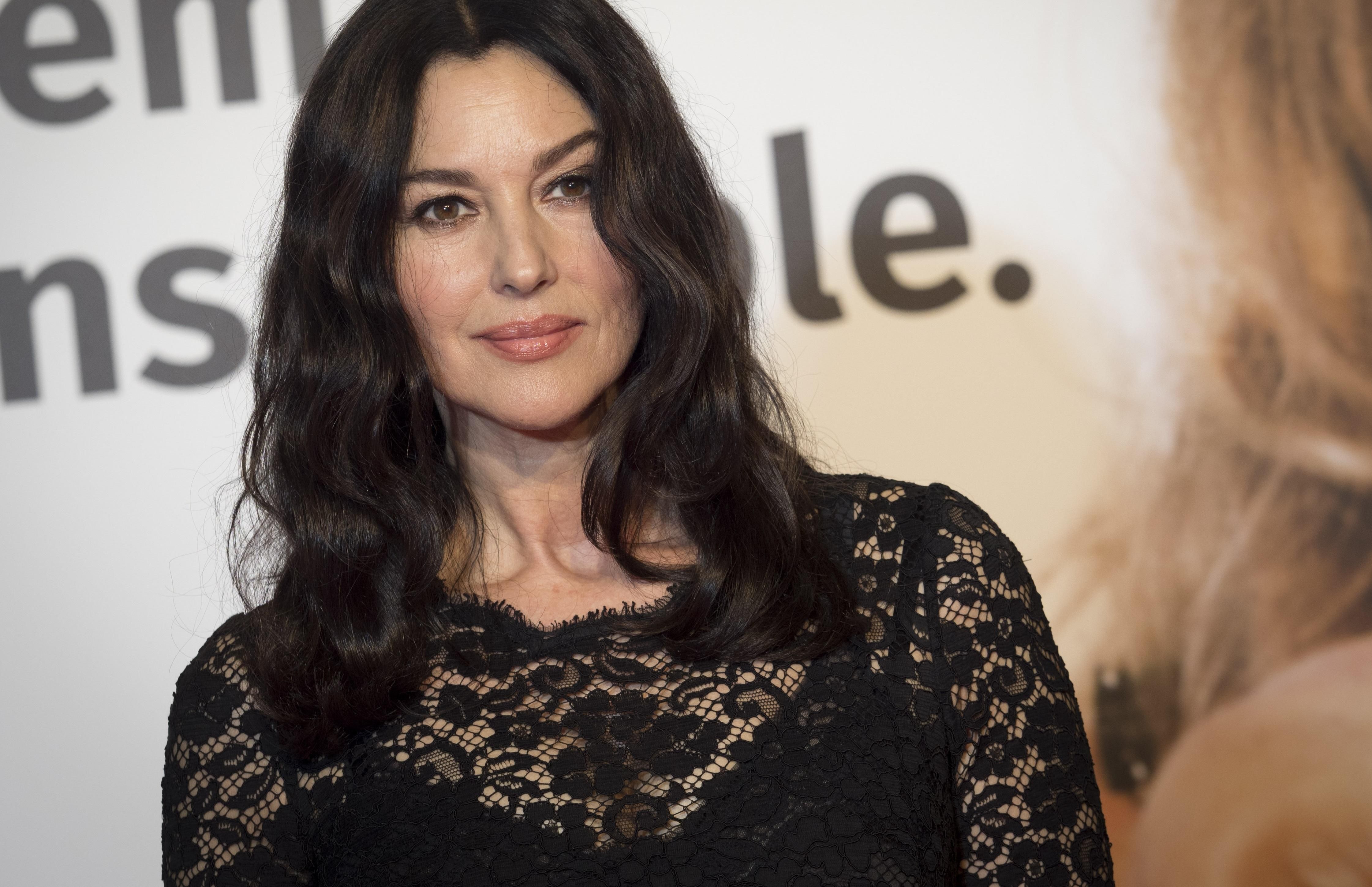 Моніка Беллуччі розповіла про вечірки вдома та ставлення до компліментів від чоловіків Моніка Беллуччі розповіла про вечірки вдома та ставлення до компліментів від чоловіків