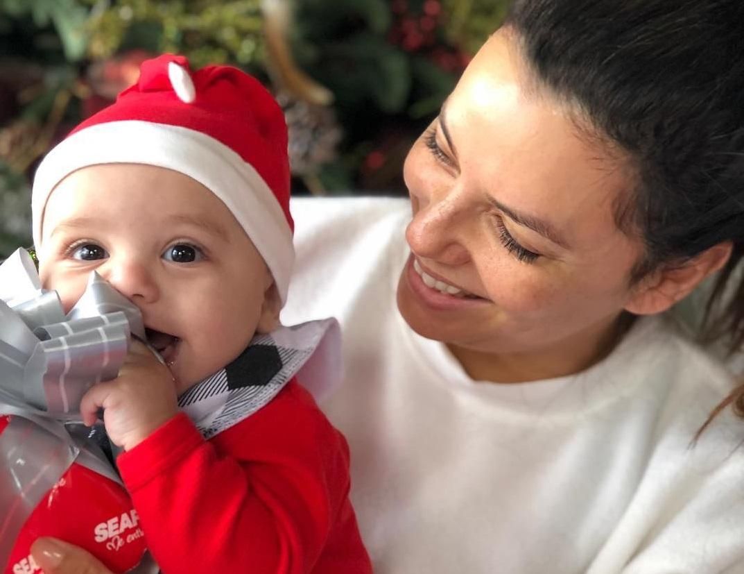 Різдвяне диво: Єва Лонгорія одягнула 6-місячного сина у костюм Санти – зворушливі фото