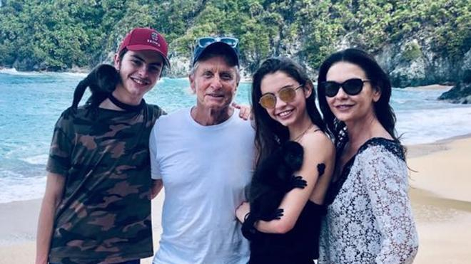 Все в сборе: Кэтрин Зета-Джонс и Майкл Дуглас отдыхают с семьей на Карибском море