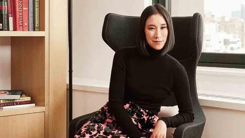 Директор Instagram Ева Чэнь примеряла аксессуар от украинского дизайнера: фотофакт Директор Instagram Ева Чэнь примеряла аксессуар от украинского дизайнера: фотофакт