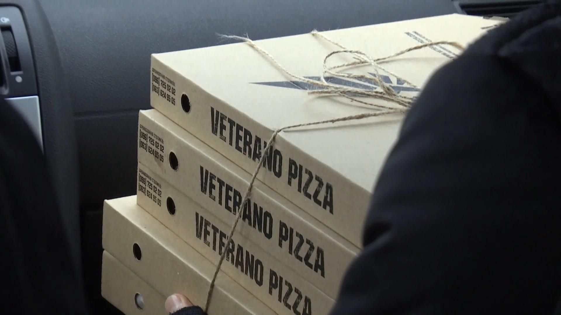 54 тисячі гривень за піцу: як українські зірки працювали кур'єрами 54 тисячі гривень за піцу: як українські зірки працювали кур'єрами