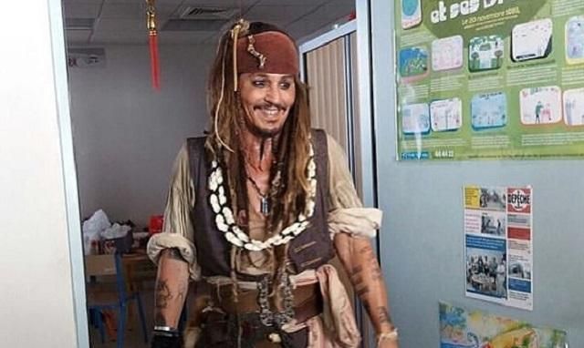 Джонни Депп в образе Джека Воробья навестил детей в онкоцентре: фото Джонни Депп в образе Джека Воробья навестил детей в онкоцентре: фото