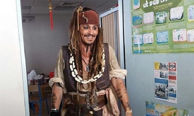 Джонни Депп в образе Джека Воробья навестил детей в онкоцентре: фото