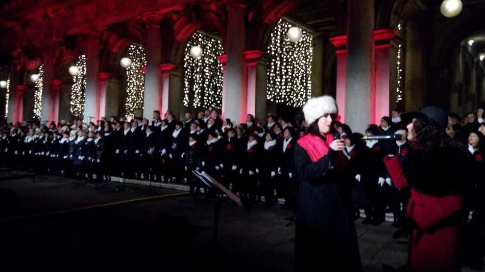 Украинский "Щедрик" восхитительно прозвучал на одной из красивейших площадей мира: видео Украинский "Щедрик" восхитительно прозвучал на одной из красивейших площадей мира: видео