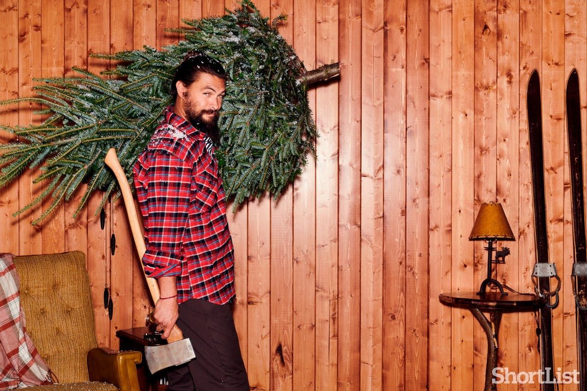 Найкрасивіший чоловік світу приміряв новорічні образи для фотосету: затишні знімки Найкрасивіший чоловік світу приміряв новорічні образи для фотосету: затишні знімки